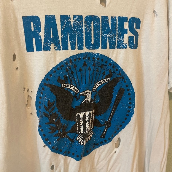 Urban Outfitters Ramones Distressed T-shirt size large - Picture 2 of 3